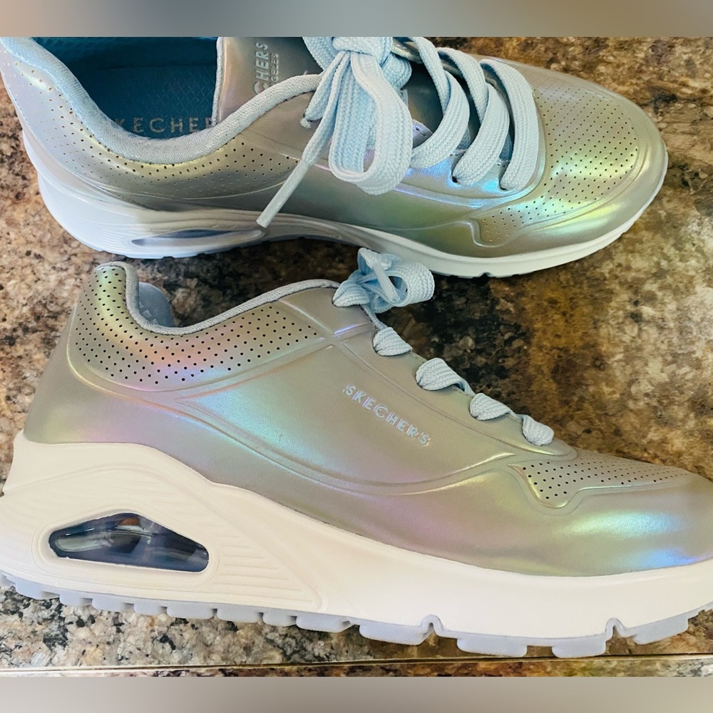 Skechers Girls size 2.5 sneakers (New)